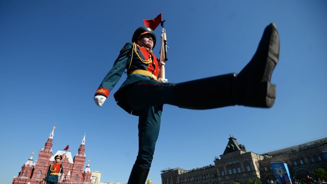 Военнослужащий парадного расчета перед началом военного парада на Красной площади Военнослужащий парадного расчета перед началом военного парада на Красной площади