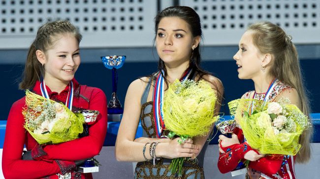Чемпионат России (2013). Церемония награждения: Юлия Липницкая, завоевавшая серебряную медаль, Аделина Сотникова, завоевавшая золотую медаль, и Елена Радионова, завоевавшая бронзовую медаль.