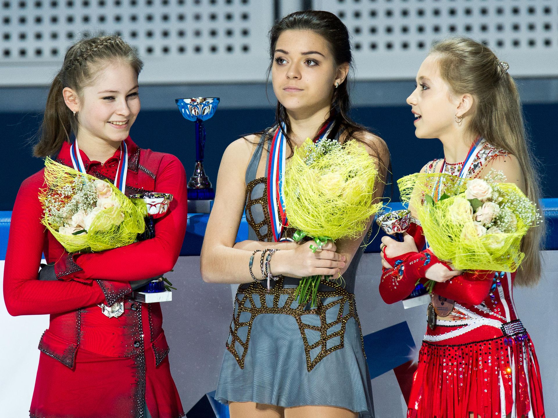 Чемпионат России (2013). Церемония награждения: Юлия Липницкая, завоевавшая серебряную медаль, Аделина Сотникова, завоевавшая золотую медаль, и Елена Радионова, завоевавшая бронзовую медаль. - РИА Новости, 1920, 22.09.2020
