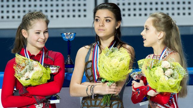 Чемпионат России (2013). Церемония награждения: Юлия Липницкая, завоевавшая серебряную медаль, Аделина Сотникова, завоевавшая золотую медаль, и Елена Радионова, завоевавшая бронзовую медаль. Чемпионат России (2013). Церемония награждения: Юлия Липницкая, завоевавшая серебряную медаль, Аделина Сотникова, завоевавшая золотую медаль, и Елена Радионова, завоевавшая бронзовую медаль.
