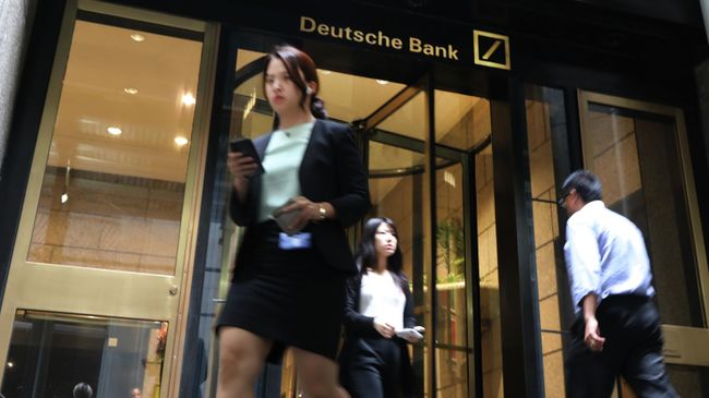 Люди проходят мимо здания офиса Deutsche Bank на Манхэттене, Нью-Йорк. 8 июля 2019 Люди проходят мимо здания офиса Deutsche Bank на Манхэттене, Нью-Йорк. 8 июля 2019