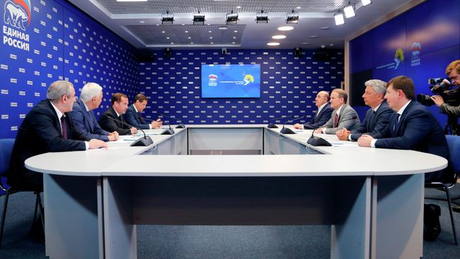 Дмитрий Медведев во время встречи с делегацией украинской партии Оппозиционная платформа - за жизнь. 10 июля 2019 Дмитрий Медведев во время встречи с делегацией украинской партии Оппозиционная платформа - за жизнь. 10 июля 2019