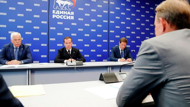 Дмитрий Медведев во время встречи с делегацией украинской партии Оппозиционная платформа - за жизнь Дмитрий Медведев во время встречи с делегацией украинской партии Оппозиционная платформа - за жизнь