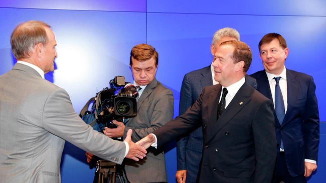 Председатель правительства РФ, председатель партии Единая Россия Дмитрий Медведев и глава политического совета партии Оппозиционная платформа - За жизнь Виктор Медведчук Председатель правительства РФ, председатель партии Единая Россия Дмитрий Медведев и глава политического совета партии Оппозиционная платформа - За жизнь Виктор Медведчук