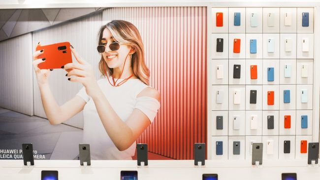 Смартфоны Huawei в фирменном магазине в Мадриде Смартфоны Huawei в фирменном магазине в Мадриде