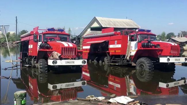 Автомобили противопожарной службы МЧС РФ откачивают воду в районе подтопления в городе Тулун Иркутской области. 10 июля 2019 Автомобили противопожарной службы МЧС РФ откачивают воду в районе подтопления в городе Тулун Иркутской области. 10 июля 2019