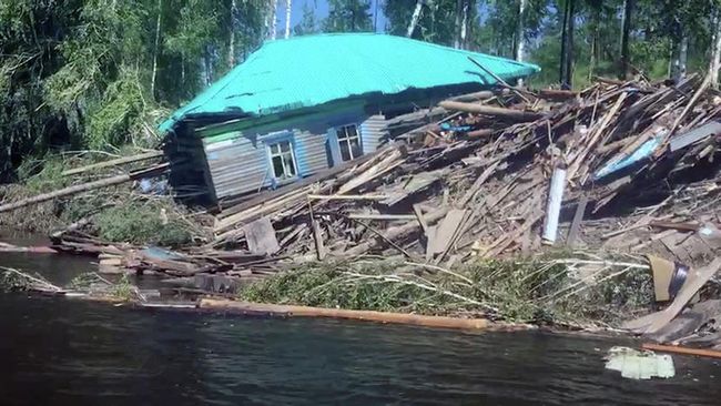 Жилой дом, пострадавший в результате подтопления в городе Тулун Иркутской области Жилой дом, пострадавший в результате подтопления в городе Тулун Иркутской области