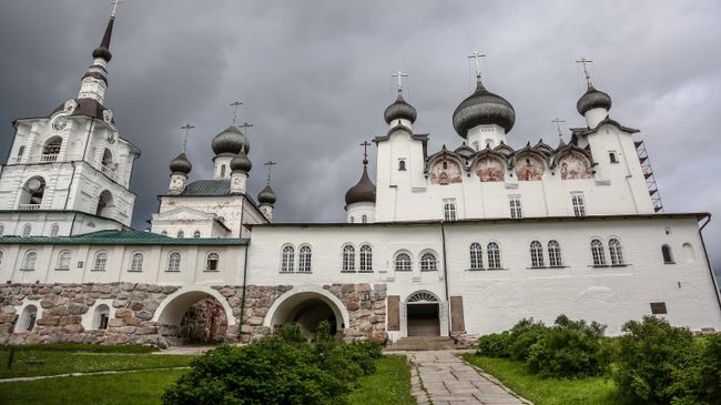 Колокольня (слева), комплекс Никольской церкви (в центре) и Спасо-Преображенский собор (справа) на подворье Соловецкого монастыря Колокольня (слева), комплекс Никольской церкви (в центре) и Спасо-Преображенский собор (справа) на подворье Соловецкого монастыря