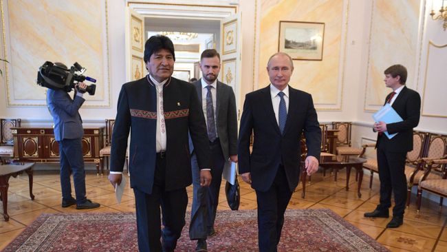 Президент РФ Владимир Путин и президент Боливии Эво Моралес перед церемонией подписания совместных документов Президент РФ Владимир Путин и президент Боливии Эво Моралес перед церемонией подписания совместных документов