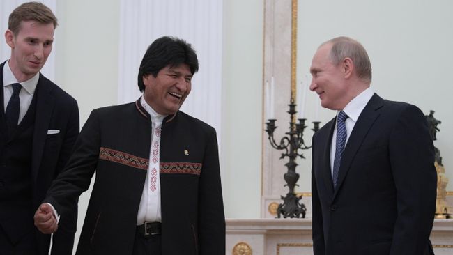 Президент РФ Владимир Путин и президент Боливии Эво Моралес во время встречи. 11 июля 2019 Президент РФ Владимир Путин и президент Боливии Эво Моралес во время встречи. 11 июля 2019