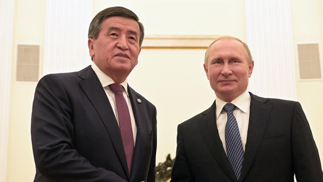 Президент РФ Владимир Путин и президент Киргизии Сооронбай Жээнбеков во время встречи Президент РФ Владимир Путин и президент Киргизии Сооронбай Жээнбеков во время встречи