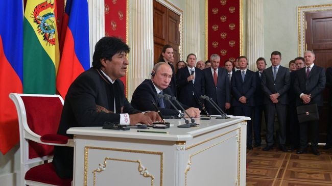 Президент РФ Владимир Путин и президент Боливии Эво Моралес на совместной пресс-конференции. 11 июля 2019 Президент РФ Владимир Путин и президент Боливии Эво Моралес на совместной пресс-конференции. 11 июля 2019