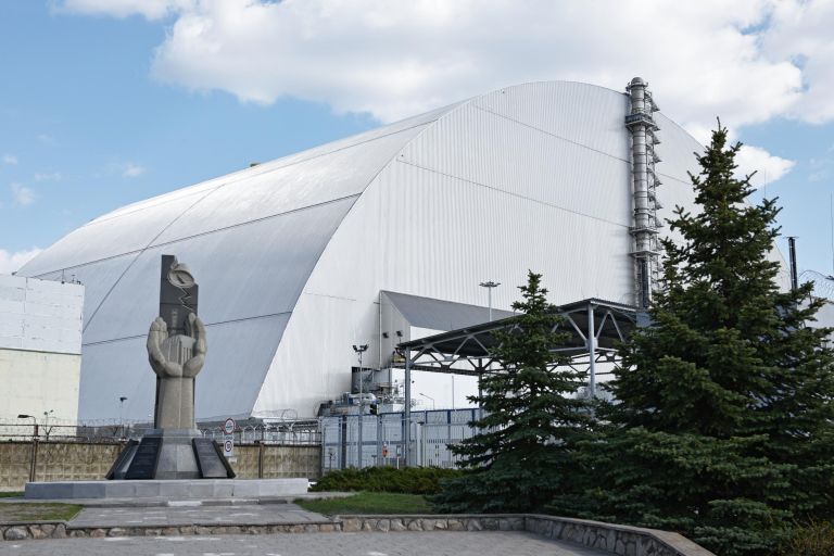 Защитная оболочка в форме арки Укрытие-2, возведенное над разрушенным в результате аварии 4-м энергоблоком Чернобыльской АЭС. 2018 год Защитная оболочка в форме арки Укрытие-2, возведенное над разрушенным в результате аварии 4-м энергоблоком Чернобыльской АЭС. 2018 год