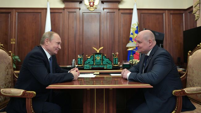 Президент РФ Владимир Путин и Михаил Развожаев во время встречи. 11 июля 2019 Президент РФ Владимир Путин и Михаил Развожаев во время встречи. 11 июля 2019