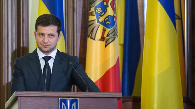 Президент Украины Владимир Зеленский во время брифинга по итогам встречи с премьер-министром Молдавии Майей Санду в Киеве. 11 июля 2019 Президент Украины Владимир Зеленский во время брифинга по итогам встречи с премьер-министром Молдавии Майей Санду в Киеве. 11 июля 2019