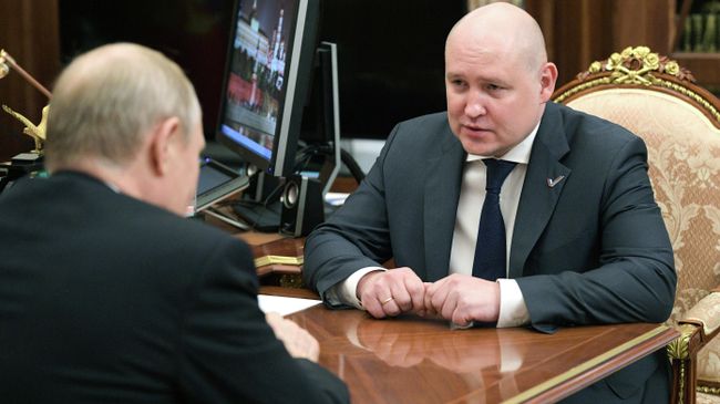 Президент РФ Владимир Путин и Михаил Развожаев (справа) во время встречи Президент РФ Владимир Путин и Михаил Развожаев (справа) во время встречи