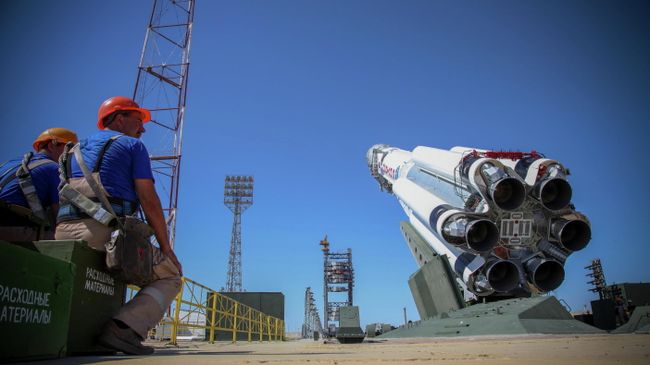 Ракета-носитель Протон-М с российской обсерваторией Спектр-РГ на стартовом комплексе космодрома Байконур Ракета-носитель Протон-М с российской обсерваторией Спектр-РГ на стартовом комплексе космодрома Байконур