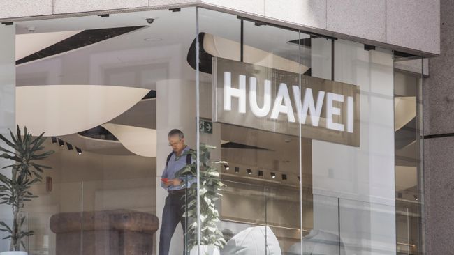 Покупатель в фирменном магазине Huawei 