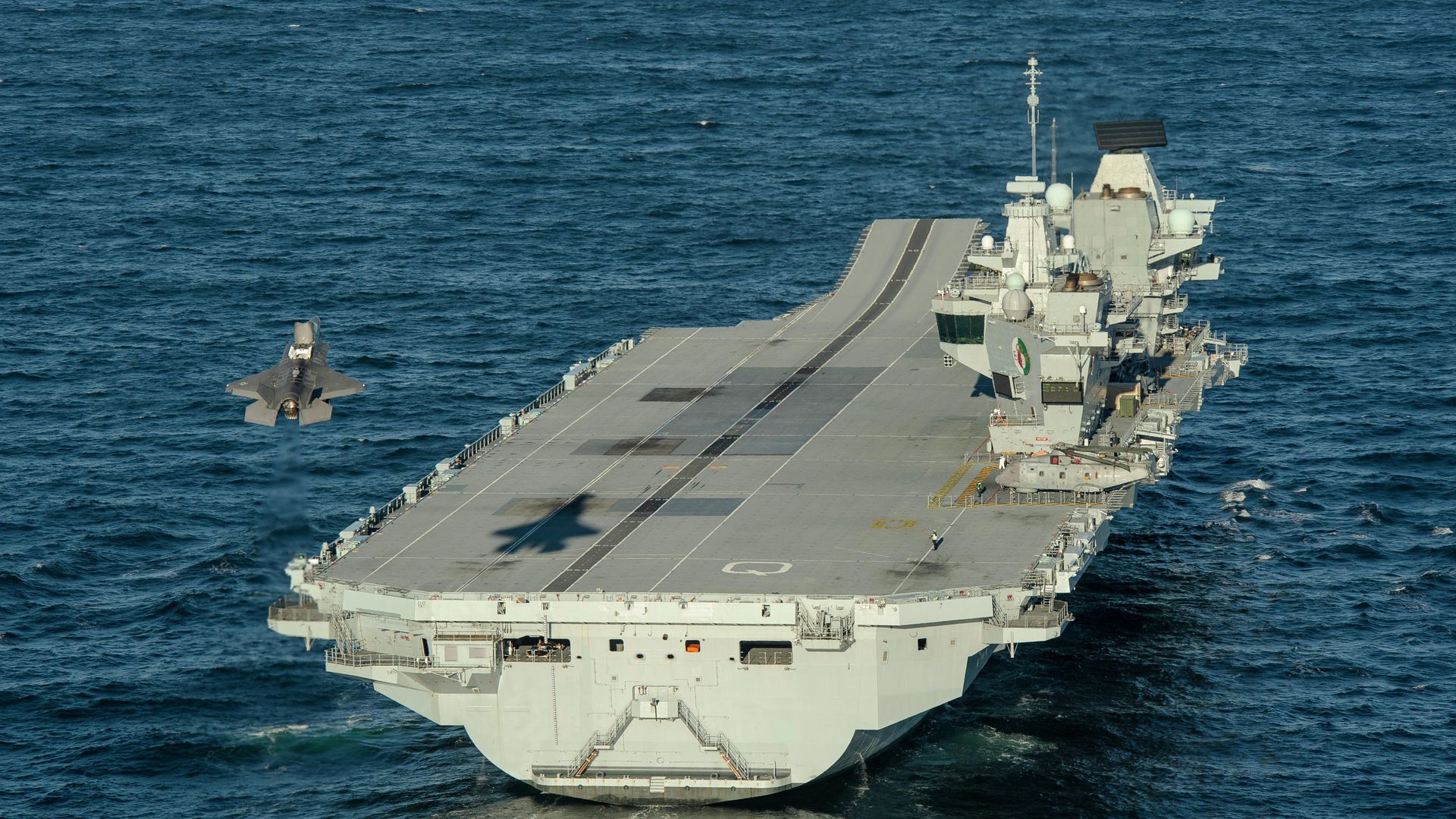 Истребитель F-35 совершает посадку на авианосец Королева Елизавета ВМС Великобритании Истребитель F-35 совершает посадку на авианосец Королева Елизавета ВМС Великобритании - РИА Новости, 1920, 31.01.2024