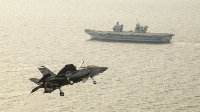 Истребитель F-35 совершает посадку на авианосец Королева Елизавета ВМС Великобритании Истребитель F-35 совершает посадку на авианосец Королева Елизавета ВМС Великобритании