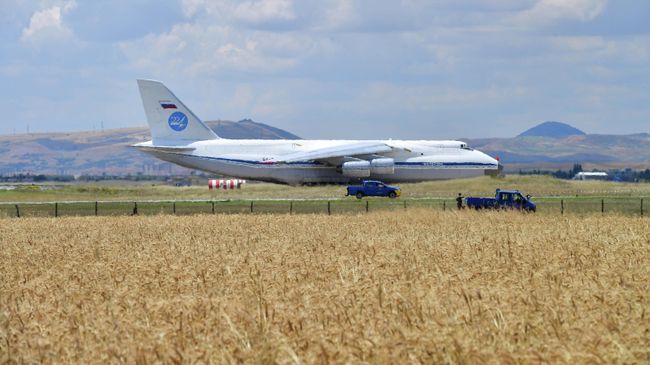 Российский транспортный самолет с частями российского зенитно-ракетного комплекса С-400 на авиабазе Мюртед в районе Анкары, Турция. 12 июля 2019 Российский транспортный самолет с частями российского зенитно-ракетного комплекса С-400 на авиабазе Мюртед в районе Анкары, Турция. 12 июля 2019