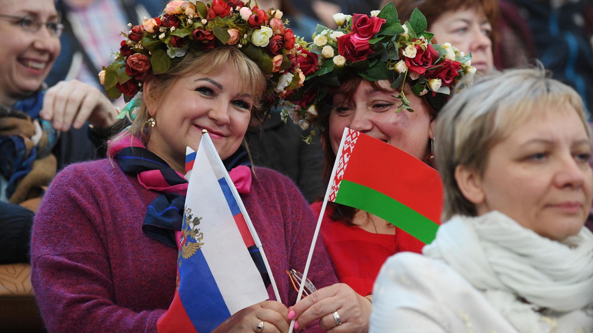 Женщина с флагами России и Белоруссии Женщина с флагами России и Белоруссии - РИА Новости, 1920, 03.10.2022