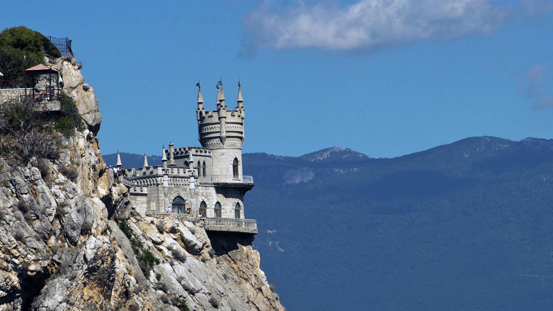 Замок Ласточкино гнездо на береговой скале в поселке Гаспра в Крыму Замок Ласточкино гнездо на береговой скале в поселке Гаспра в Крыму - РИА Новости, 1920, 13.11.2020