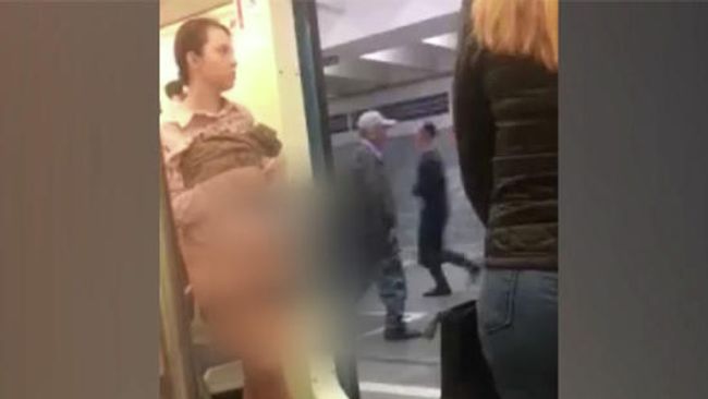 Женщина разделась в московском метро, чтобы мужчина уступил ей место Женщина разделась в московском метро, чтобы мужчина уступил ей место