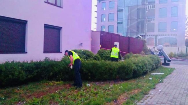 Сотрудники полиции Киева у здания телеканала 112 Украина, которое было обстреляно из гранатомета. 13 июля 2019 Сотрудники полиции Киева у здания телеканала 112 Украина, которое было обстреляно из гранатомета. 13 июля 2019
