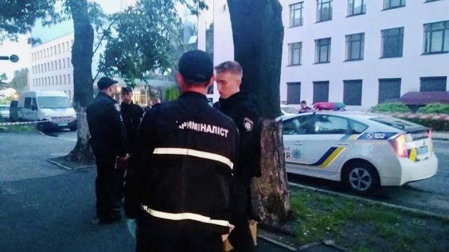 Сотрудники полиции Киева у здания телеканала 112 Украина, которое было обстреляно из гранатомета Сотрудники полиции Киева у здания телеканала 112 Украина, которое было обстреляно из гранатомета