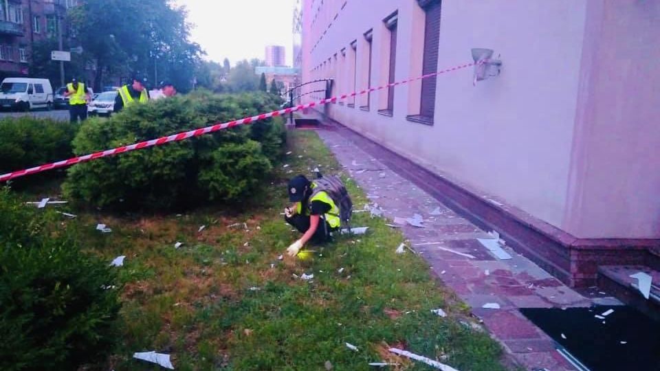 Сотрудники полиции Киева у здания телеканала 112 Украина, которое было обстреляно из гранатомета. 13 июля 2019 Сотрудники полиции Киева у здания телеканала 112 Украина, которое было обстреляно из гранатомета. 13 июля 2019 - РИА Новости, 1920, 14.05.2021