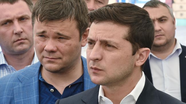Президент Украины Владимир Зеленский и руководитель администрации президента Украины Андрей Богдан во время посещения Одесского морского порта. 13 июля 2019 Президент Украины Владимир Зеленский и руководитель администрации президента Украины Андрей Богдан во время посещения Одесского морского порта. 13 июля 2019
