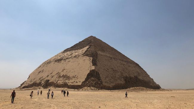 Ломаная пирамида в Дахшуре, Египет Ломаная пирамида в Дахшуре, Египет