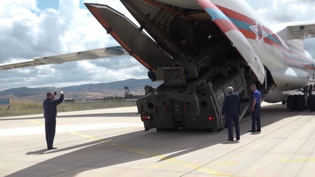 Стоп-кадр видео поставки зенитной ракетной системы С-400 в Турцию Стоп-кадр видео поставки зенитной ракетной системы С-400 в Турцию