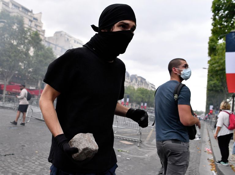Участник беспорядков на Елисейских полях в Париже. 14 июля 2019 Участник беспорядков на Елисейских полях в Париже. 14 июля 2019