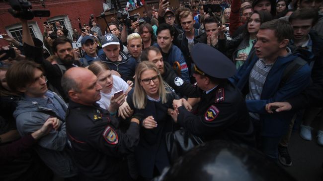 Сотрудники полиции задерживают незарегистрированного кандидата в депутаты Московской городской думы Любовь Соболь на несанкционированной акции в поддержку кандидатов в депутаты Мосгордумы. 14 июля 2019 Сотрудники полиции задерживают незарегистрированного кандидата в депутаты Московской городской думы Любовь Соболь на несанкционированной акции в поддержку кандидатов в депутаты Мосгордумы. 14 июля 2019