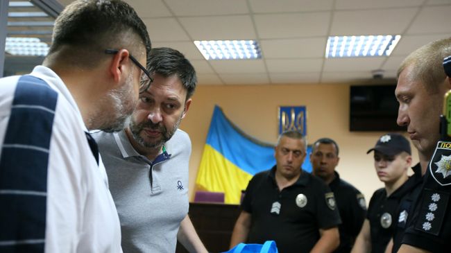 Руководитель портала РИА Новости Украина Кирилл Вышинский и его адвокат Андрей Доманский на заседании Подольского районного суда Киева Руководитель портала РИА Новости Украина Кирилл Вышинский и его адвокат Андрей Доманский на заседании Подольского районного суда Киева
