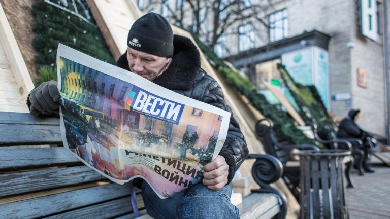 Участник акций сторонников евроинтеграции на баррикадах на площади Независимости в Киеве Участник акций сторонников евроинтеграции на баррикадах на площади Независимости в Киеве