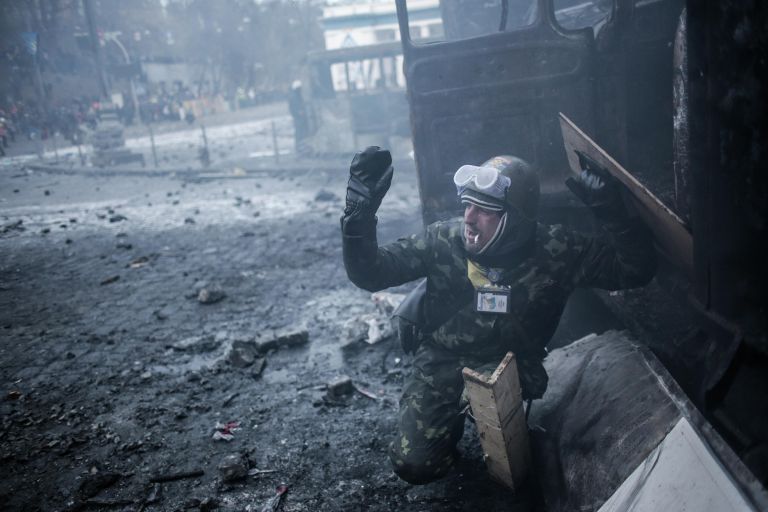 Протестующий во время столкновений с сотрудниками правоохранительных органов у стадиона Динамо в Киеве Протестующий во время столкновений с сотрудниками правоохранительных органов у стадиона Динамо в Киеве
