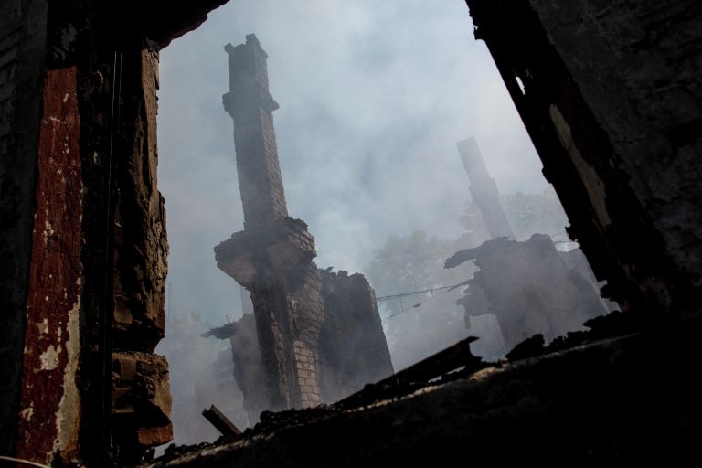 Сгоревший после артобстрела дом в микрорайоне Химик города Славянск Сгоревший после артобстрела дом в микрорайоне Химик города Славянск