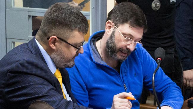 Руководитель портала РИА Новости Украина Кирилл Вышинский (справа) и его адвокат Андрей Доманский на заседании Подольского районного суда Киева. 15 июля 2019