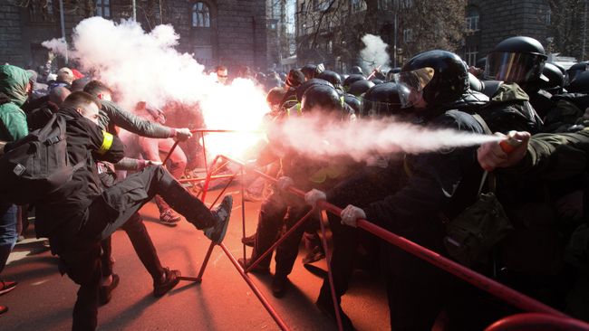 Столкновения между националистами и сотрудниками полиции возле здания администрации президента Украины в центре Киева Столкновения между националистами и сотрудниками полиции возле здания администрации президента Украины в центре Киева