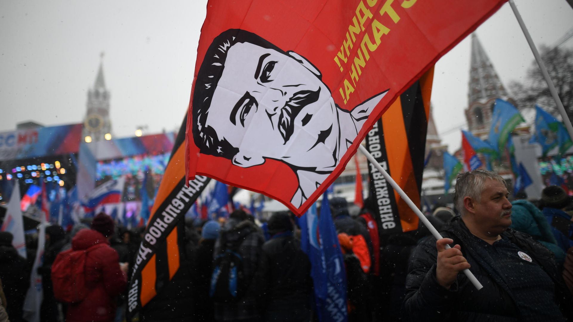 Участники митинга-концерта Россия в моем сердце! на Васильевском спуске в Москве Участники митинга-концерта Россия в моем сердце! на Васильевском спуске в Москве - РИА Новости, 1920, 18.09.2023