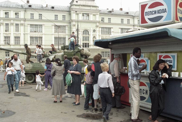 Танк, стоящий на одной из улиц Москвы во время августовского путча 1991 года