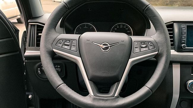 Салон автомобиля УАЗ Патриот с двумя педалями Салон автомобиля УАЗ Патриот с двумя педалями