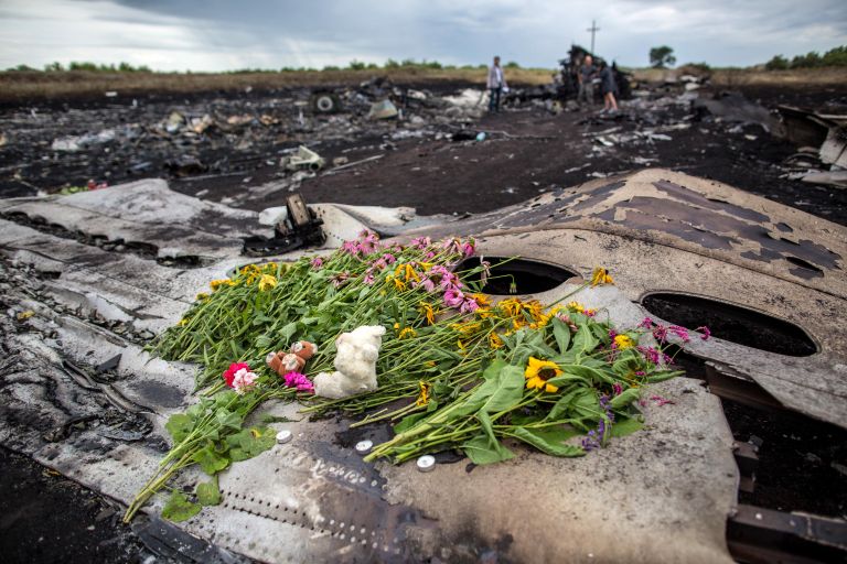 Сбор тел погибших на месте крушения малайзийского лайнера Boeing 777 в районе Шахтерска