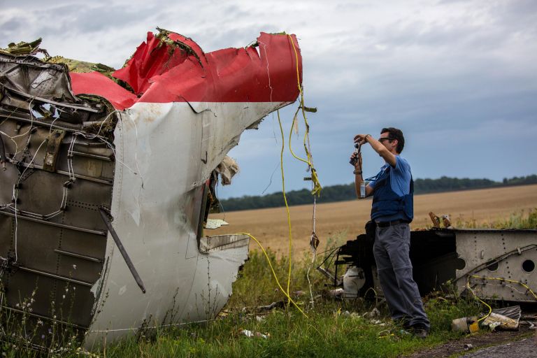 Эксперты миссии ОБСЕ на месте крушения лайнера Boeing 777 Малайзийских авиалиний в районе города Шахтерск Донецкой области