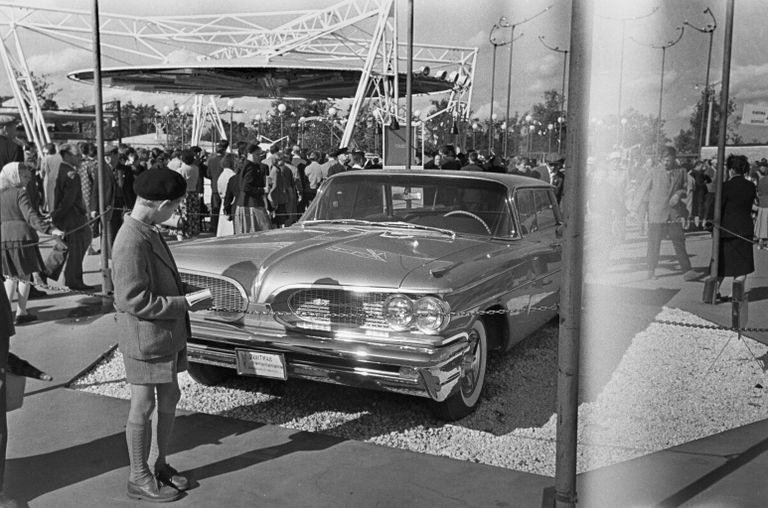 Посетители у экспозиция производителей легковых автомобилей. Американская Национальная Выставка в Сокольниках, Москва, 25 июля 1959 года.