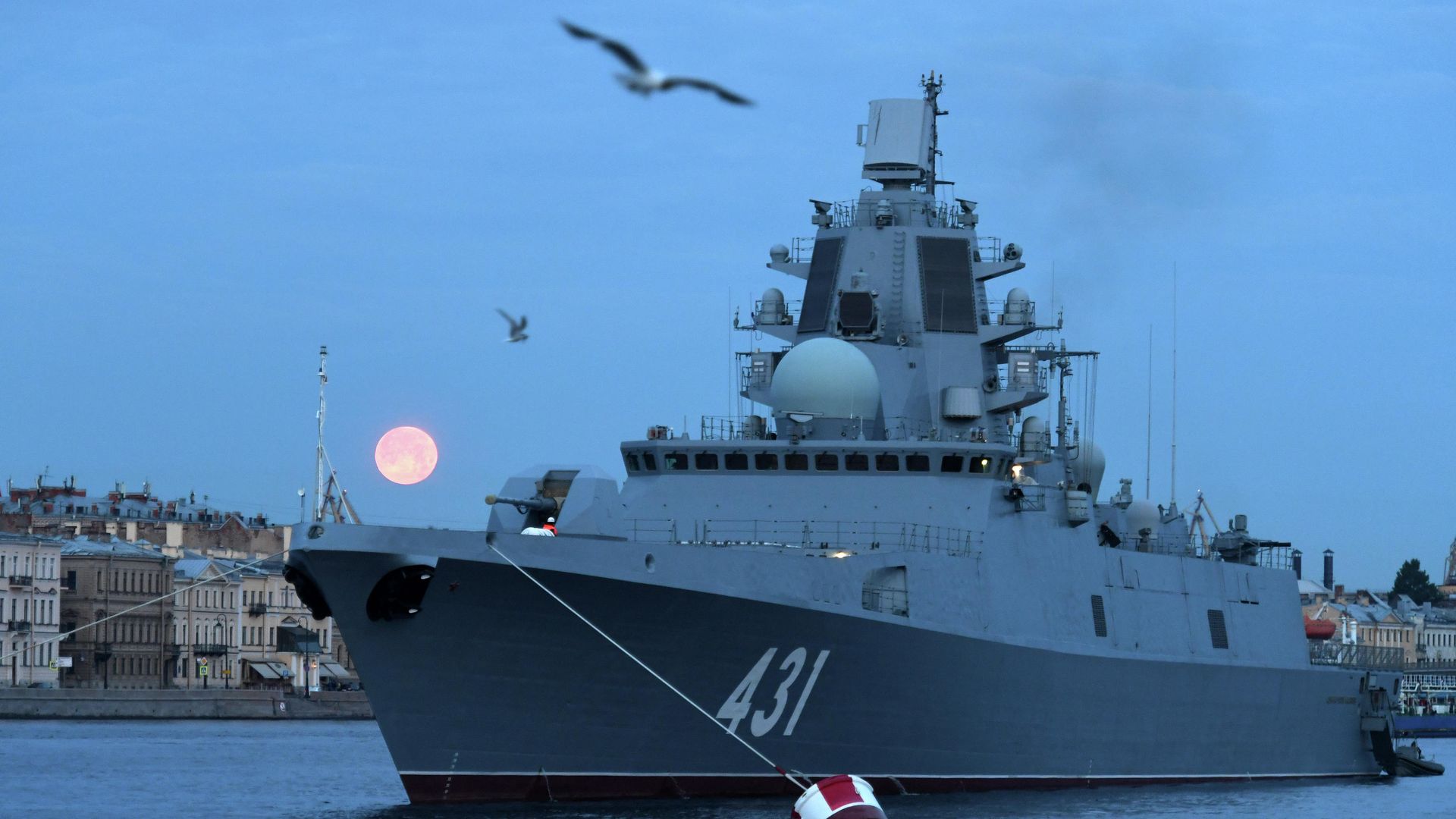 Фрегат Адмирал флота Касатонов на фоне Английской набережной, в акватории Невы, где фрегат находится для участия в репетициях главного военно-морского парада на день ВМФ Фрегат Адмирал флота Касатонов на фоне Английской набережной, в акватории Невы, где фрегат находится для участия в репетициях главного военно-морского парада на день ВМФ - РИА Новости, 1920, 30.03.2021