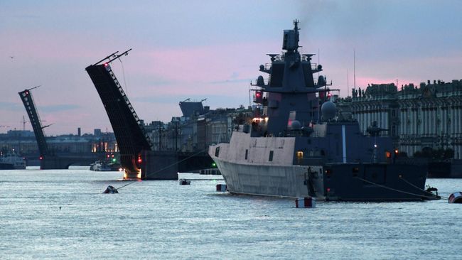 Фрегат Адмирал флота Касатонов на фоне разведенных Дворцового и Троицкого мостов, в акватории Невы, где фрегат находится для участия в репетициях главного военно-морского парада на день ВМФ Фрегат Адмирал флота Касатонов на фоне разведенных Дворцового и Троицкого мостов, в акватории Невы, где фрегат находится для участия в репетициях главного военно-морского парада на день ВМФ